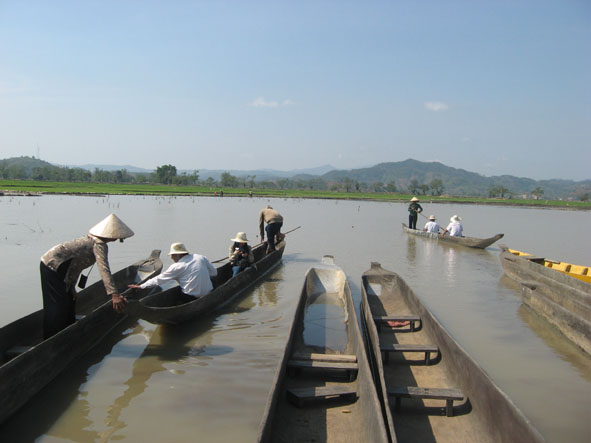 Du thuyền độc mộc trên Hồ Lak. 