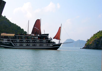  Thuyền buồm trên Vịnh Hạ Long