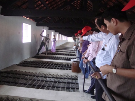 Khách tham quan di tích chuồng cọp trong hệ thống nhà tù của chế độ cũ tại huyện Côn Đảo, tỉnh Bà Rịa - Vũng Tàu (Ảnh: K.V)