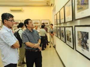 Khách tham quan triển lãm trong ngày khai mạc. (Ảnh: Minh Đức/ TTXVN)