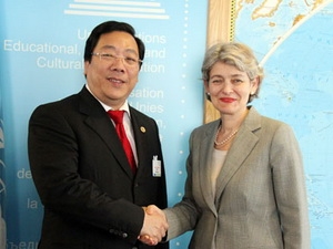 Thứ trưởng Ngoại giao Nguyễn Thanh Sơn có cuộc tiếp xúc với Tổng Giám đốc UNESCO Irina Bokova. (Ảnh: Trung Dũng/Vietnam+)