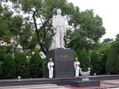Tượng đài đồng chí Hoàng Văn Thụ