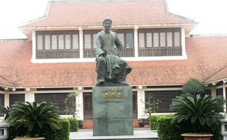 Tượng đại thi hào Nguyễn Du tại huyện Nghi Sơn, tỉnh Hà Tĩnh