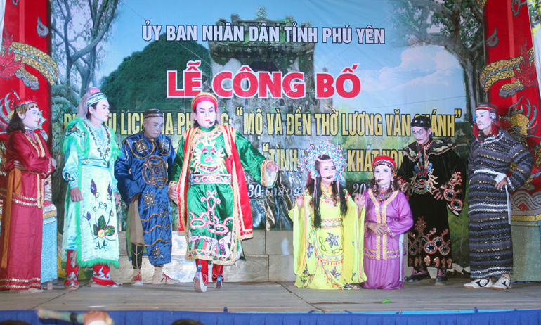 Lễ công bố điểm du lịch địa phương và công diễn vở tuồng “Tình yêu và khát vọng” - Ảnh: QUỲNH MAI