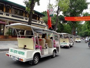 Xe điện đưa du khách đi vòng quanh khu vực Hồ Hoàn Kiếm. (Ảnh: Thanh Hà/TTXVN)