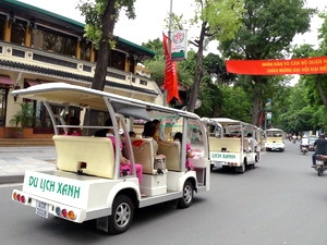 Xe chạy điện đưa du khách tham quan khu vực Hồ Hoàn Kiếm. (Ảnh: Thanh Hà/TTXVN)