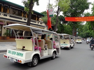 Du lịch phố cổ bằng xe điện xanh. (Nguồn: TTXVN)