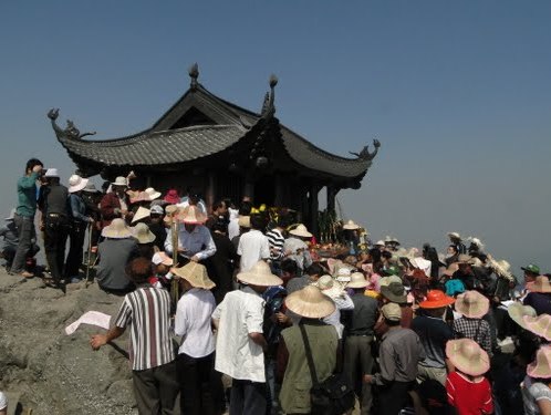 Yên Tử luôn là điểm du lịch tín ngưỡng thu hút rất đông khách thập phương mỗi mùa lễ hội.